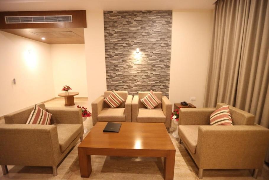 Hotel Krishna Palace Ayodhya 외부 사진
